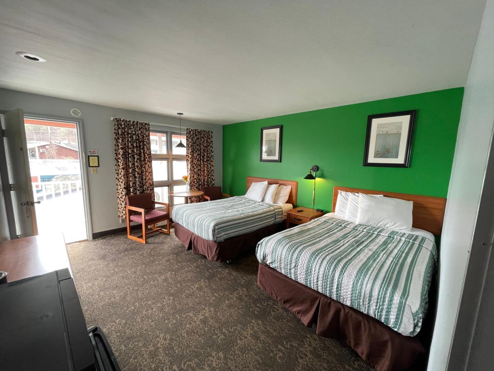 Pinebrook Motel 2*